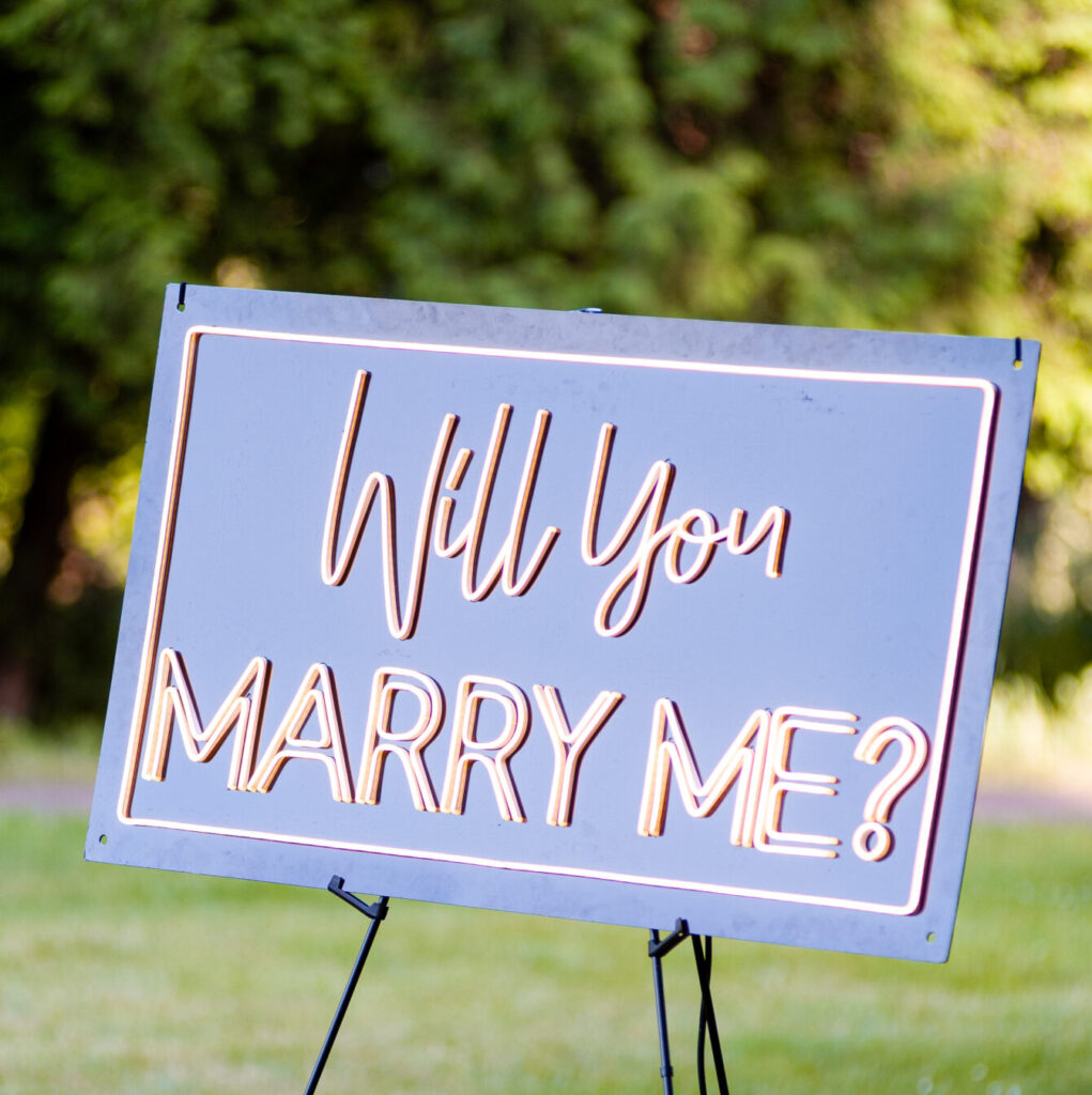 romantic-wedding-table-setting-with-flowers
